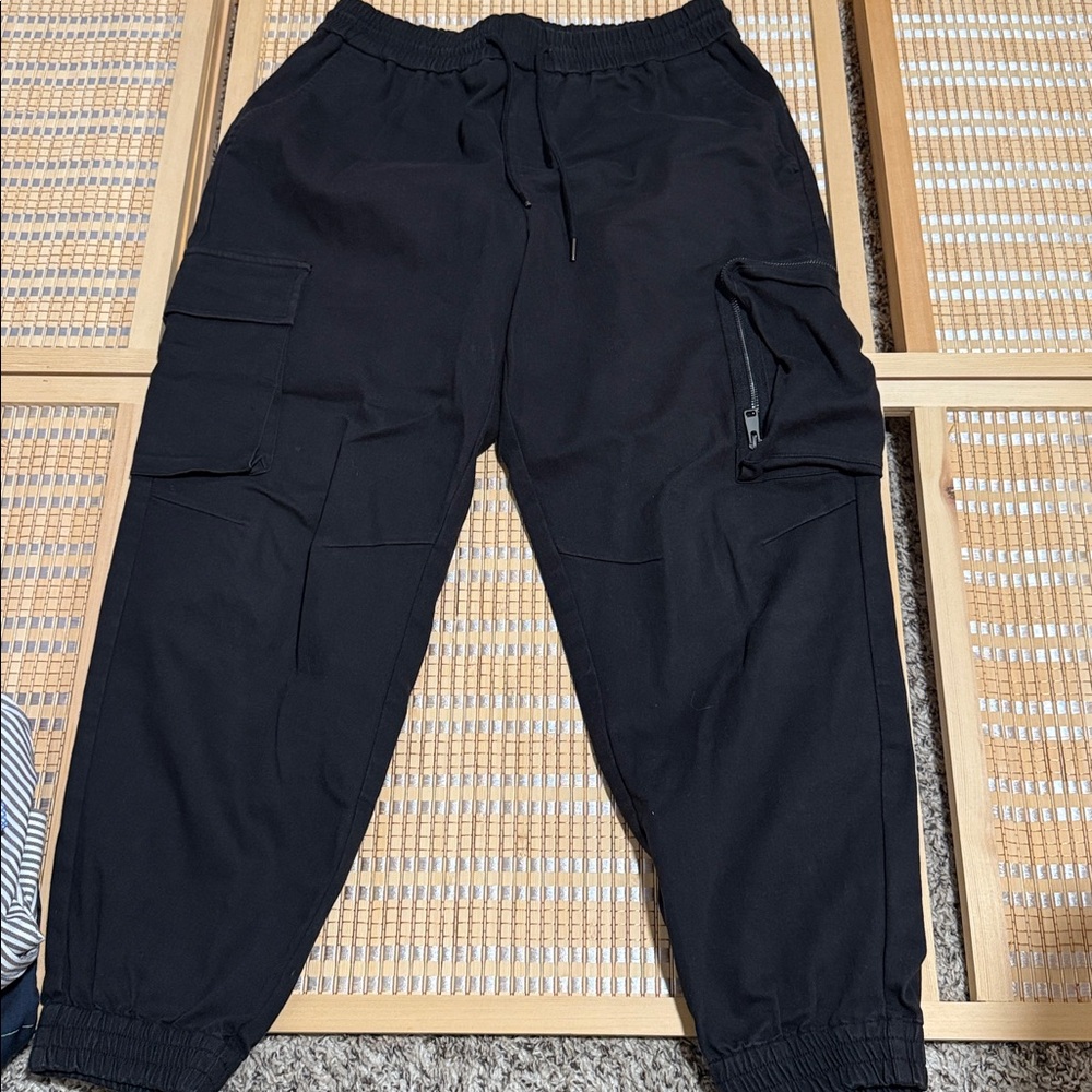 Black Cargo Pants with Relaxed Fit and Matte Finish
